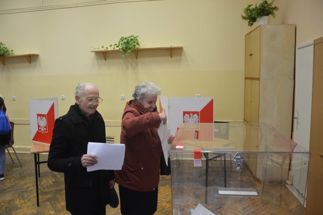 Głosowanie w komisji działającej w I LO w Tarnowie