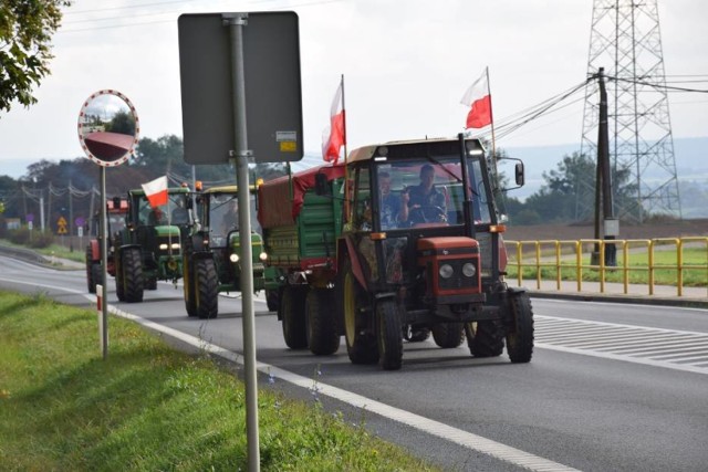 Rolnicy z powiatu świeckiego protestujący na DK 91 na początku października