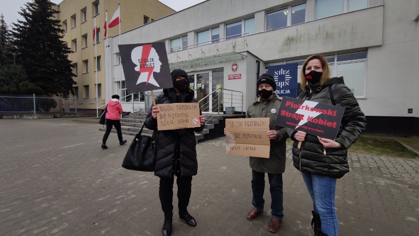 Policja przesłuchuje uczestników protestów Strajku Kobiet w...