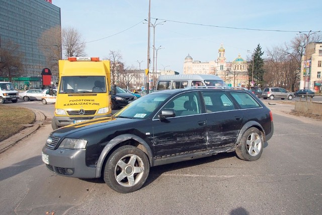 Audi zderzyło się z passatem, który nie ustąpił mu pierwszeństwa, ten zaś wpadł na dostawczego mercedesa.