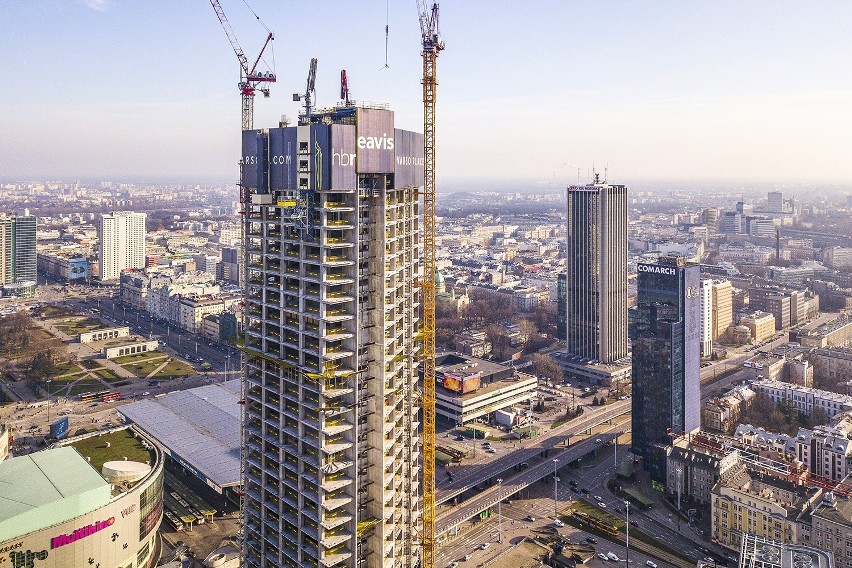 Najwyższy budynek w Warszawie szybko rośnie. Konstrukcję widać już z kilku dzielnic miasta