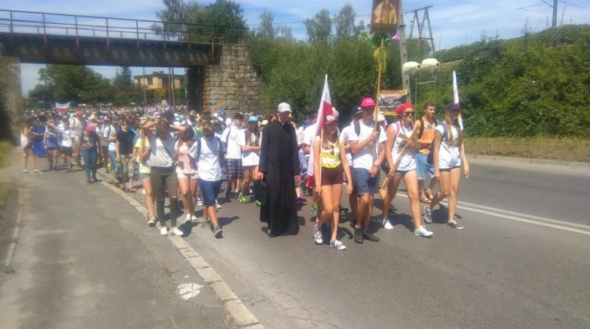 Pielgrzymi na drodze z Nowego do Starego Sącza