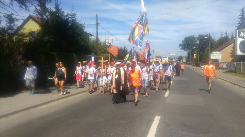 Pielgrzymi na drodze z Nowego do Starego Sącza