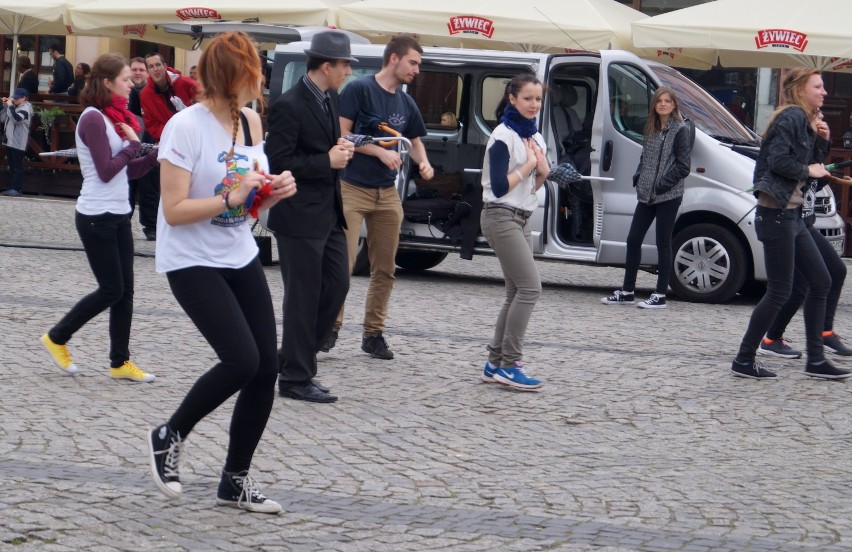 Akcja-Reakcja na Starym Rynku w Bydgoszczy. Zobaczcie taneczny flashmob [wideo, zdjęcia] 