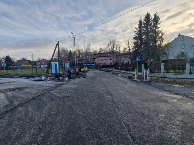 Na początek został dopuszczony do ruchu odcinek Różanej od strony Kwiatkowskiego do skrzyżowania z Kochanowskiego. Więcej na kolejnych zdjęciach