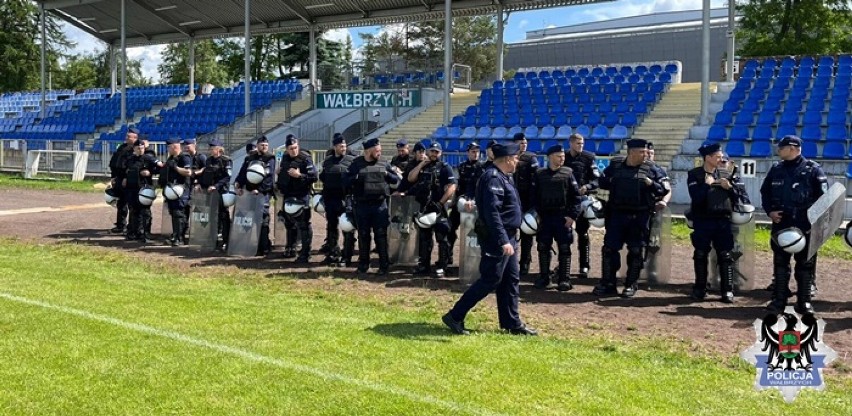 Policjanci z Wałbrzycha i Świdnicy ćwiczyli wspólnie na stadionie na Białym Kamieniu