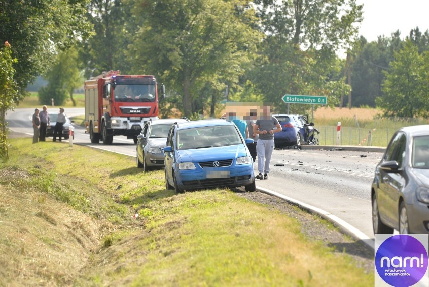 Wypadek na trasie Lipno - Włocławek. Dachowanie forda, lądował śmigłowiec LPR  [zdjęcia]