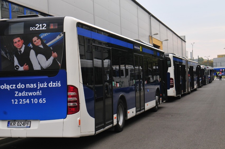 Parada zabytkowych i nowoczesnych autobusów w Krakowie [ZDJĘCIA]
