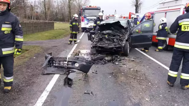 Wypadek w Piątku Małym pod Kaliszem. Samochód osobowy zderzył się z autobusem