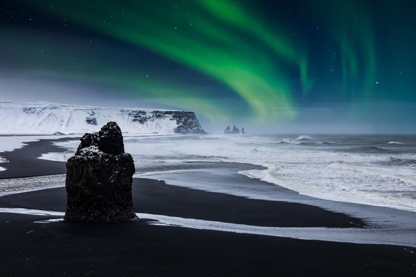 Zachwycająca czarna plaża na Islandii uplasowała się tuż pod...