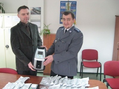 Komendant, Jacek Firla (po lewej) trzyma nowy nabytek