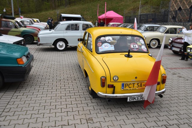 Stare samochody zjechały na parking przy Akwarium w Zagórzu Śląskim