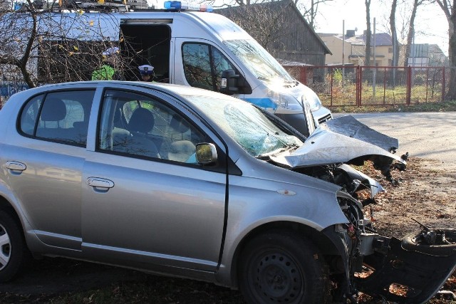 31 października toyota, którą prowadził 21-letni mężczyzna z ogromną siłą uderzyła w drzewo w okolicach Lublinka w Łodzi