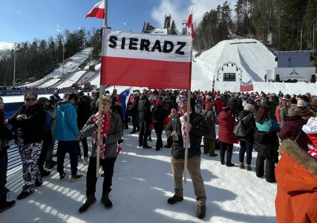 Flagę z napisem "Sieradz" można wypatrzeć na zawodach w Lake Placid