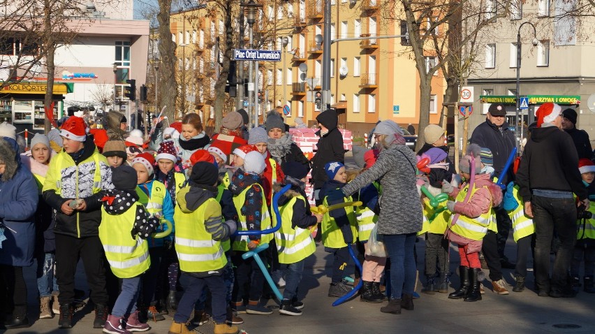 Mikołajkowe szaleństwo na Rakowie. Dzieci z przedszkoli ubierały choinkę