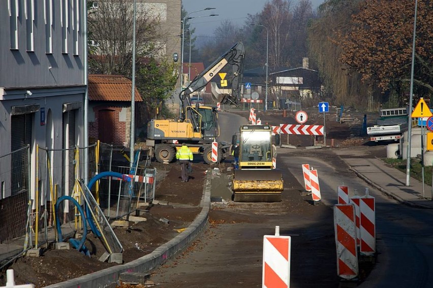 Trwa remont ulicy Niepodległości w Wałbrzychu. Zobaczcie, ile już tutaj zrobiono [9.11.202 ZDJĘCIA]