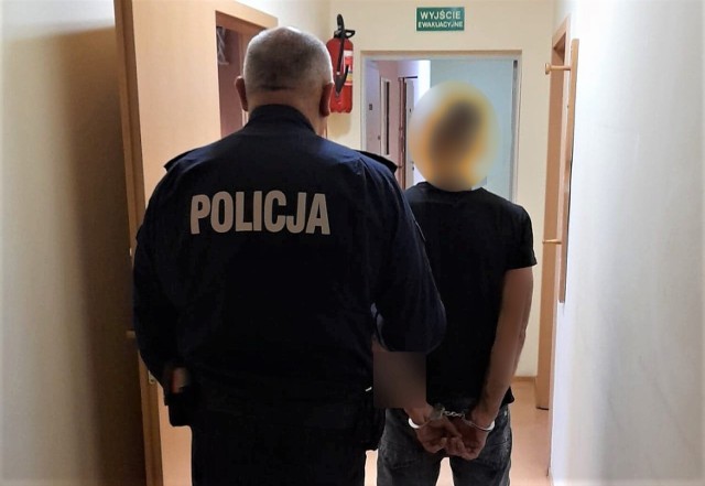 W gminie Lipusz agresywny mężczyzna ruszył z młotkiem na policjantów