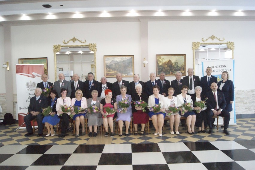 Grodzisk: Jubilaci świętujący 50-lecie małżeństwa odebrali z rąk burmistrza Medale za Długoletnie Pożycie Małżeńskie FOTO