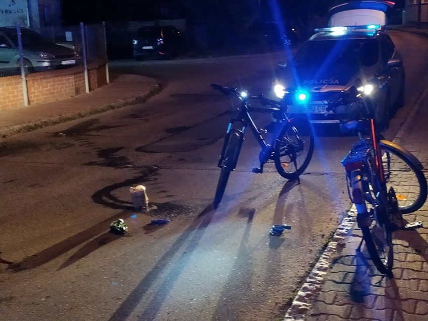 Gniezno. Ul. Wesoła. Kobieta spadła z roweru i uszkodziła głowę. Pomocy jako jedyny udzielił 15-latek