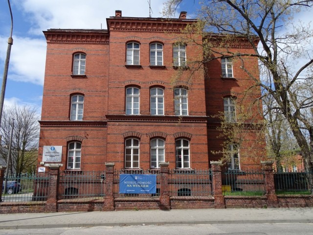 Budynek przy ulicy Gregorkiewicza 3 wzniesiono w końcu XIX wieku. Przez lata był wykorzystywany przez wojsko, ostatnio mieściło się tu centrum rehabilitacji i przychodnia