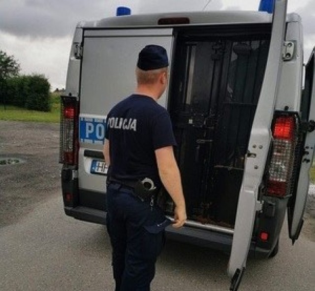 Policjanci z Dzierzgonia zatrzymali 23-latka, który miał wybić szyby w oknach i zniszczyć drzwi w jednym z domów w Przezmarku w gminie Stary Dzierzgoń.