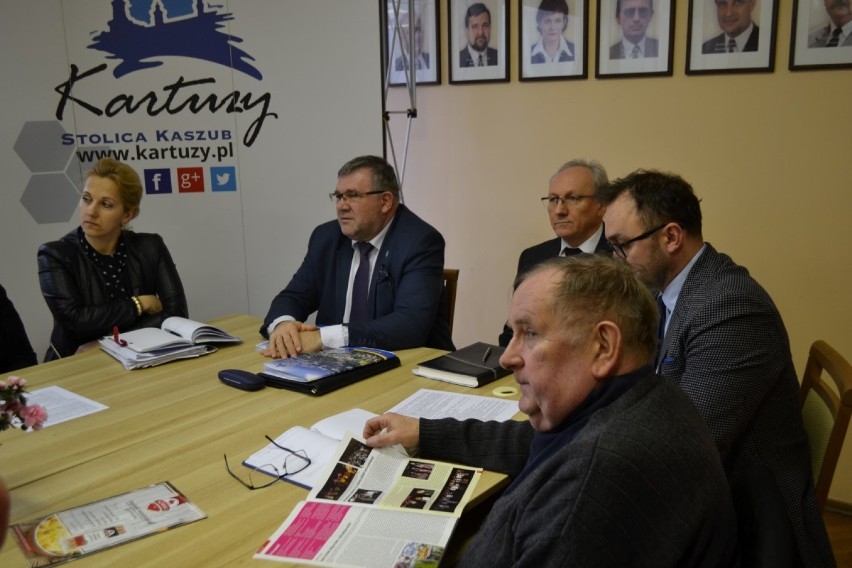 Nieformalne i nadspodziewanie burzliwe spotkanie radnych z burmistrzem Kartuz  ZDJĘCIA