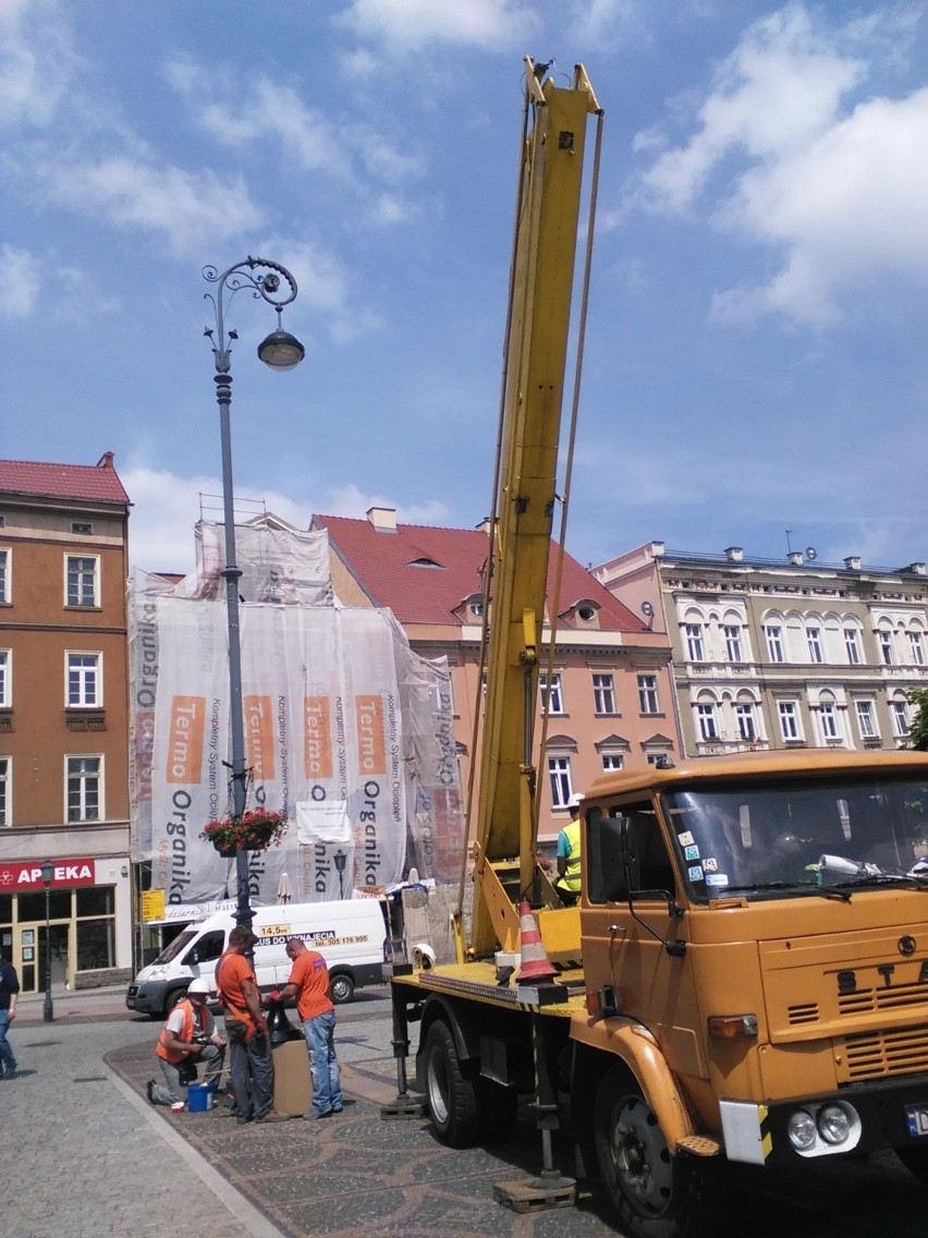 Trwa wymiana oświetlenia ulicznego w Wałbrzychu [FILM, ZDJĘCIA]