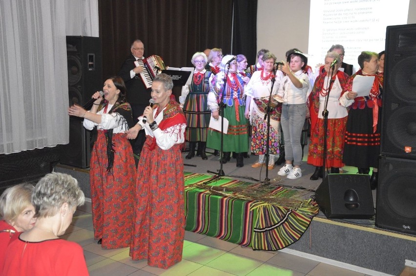 „Uczta z folklorem po góralsku” rozśpiewała całą salę. Było radośnie i… smacznie [WIDEO, ZDJĘCIA]