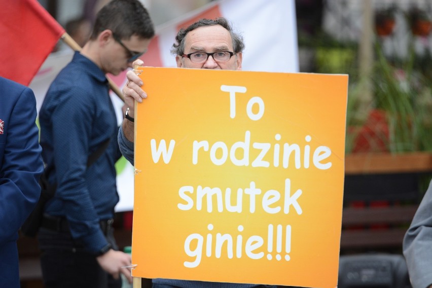 Młodzież Wszechpolska pikietowała "w obronie rodziny" na rynku w Grudziądzu