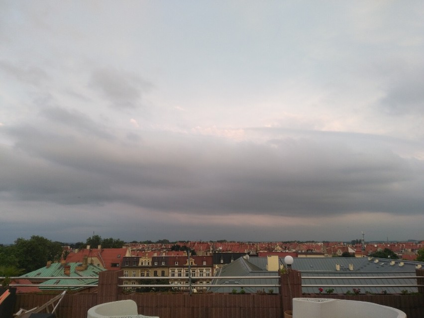 Ostrzeżenie meteorologiczne przed silnym wiatrem z burzami w Legnicy i powiecie legnickim. Uważajcie! AKTUALIZACJA [07.04]