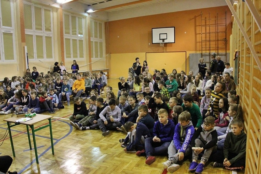 Pow. bełchatowski. Piłkarze GKS Bełchatów odwiedzili uczniów szkoły w Szczercowie