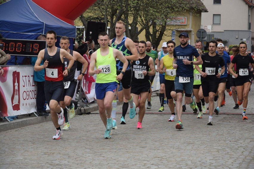 VII "Piątka na Rynku" za nami. W sobotę w Strzelcach Kraj. pobiegło ponad 130 zawodników, w tym burmistrz miasta Mateusz Feder