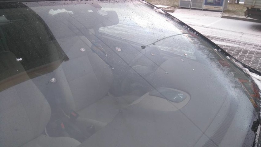 Katowice: Ktoś strzelał z wiatrówki do samochodu. Strzały mogły paść z okna?