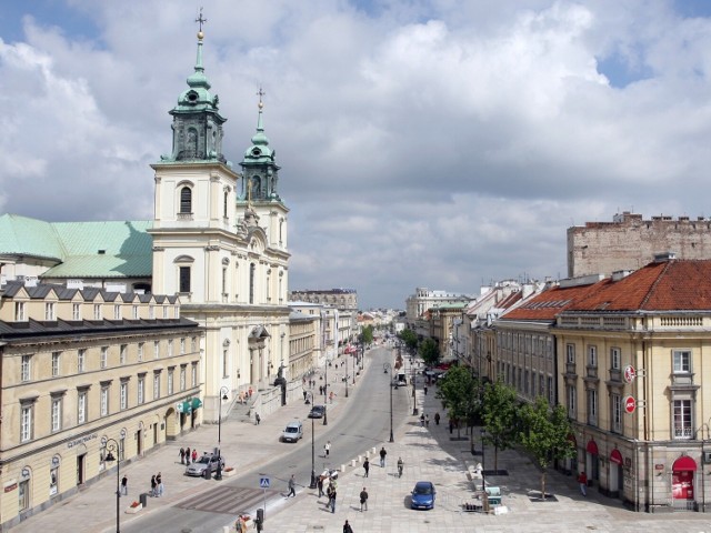 Z głównego budynku PAN w Warszawie widok rozciąga się na Krakowskie Przedmieście. Instytucja powstała w 1952 roku w wyniku ustaleń I Kongresu Nauki Polskiej na podstawach Polskiej Akademii Umiejętności oraz Towarzystwa Naukowego Warszawskiego.