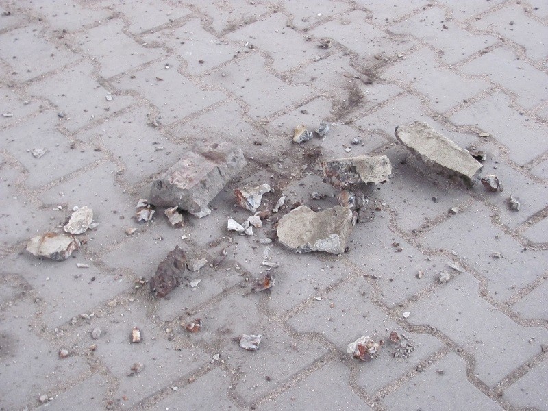 Te kawałki betonu spadły na chodnik
