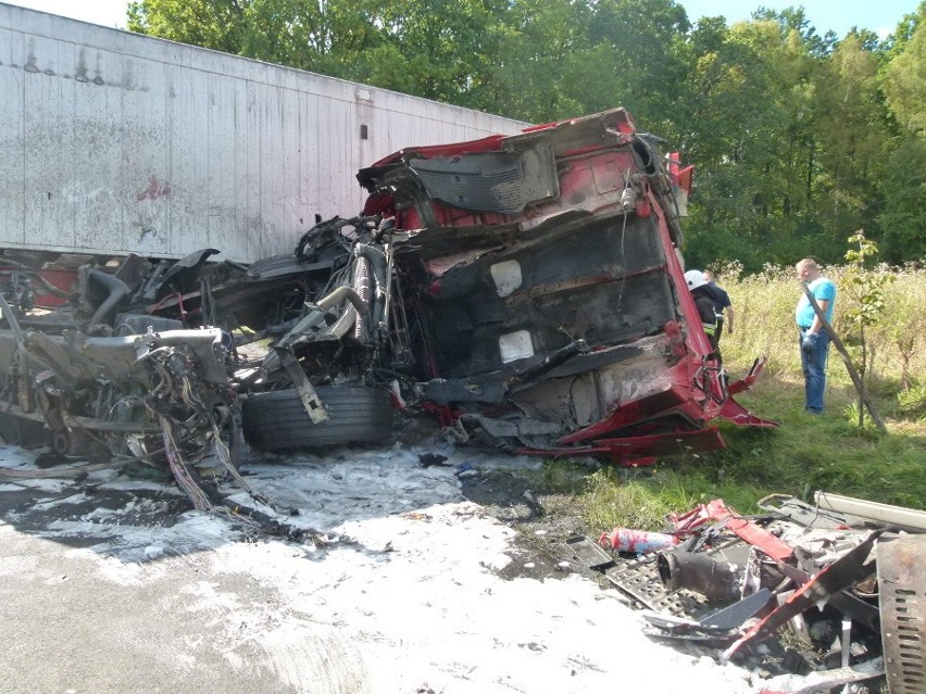 Wypadek w Podlesiu. Zderzenie czołowe dwóch tirów. Droga 483...