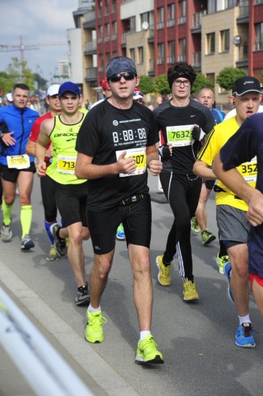 Uczestnicy 35. Maratonu Warszawskiego na 24. kilometrze trasy