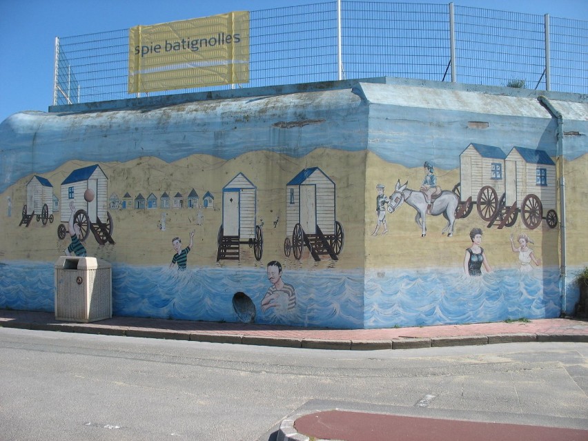Calais - graffiti pokazujące jak opalano się w dawnych...