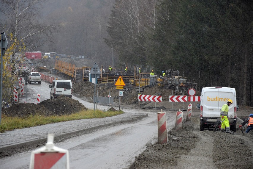 Mieszkańcy powiatu leskiego i turyści tracą cierpliwość. Powodem przebudowa drogi z Soliny do Polańczyka