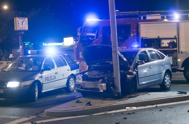 Kolizja na ul. Broniewskiego w Wałbrzychu. Kobieta kierująca fordem focusem uderzyła w słup z sygnalizacją świetlną.