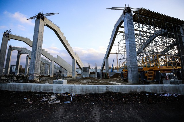 Budowa stadionu w Sosnowcu. Montaż pierwszych elementów zadaszenia