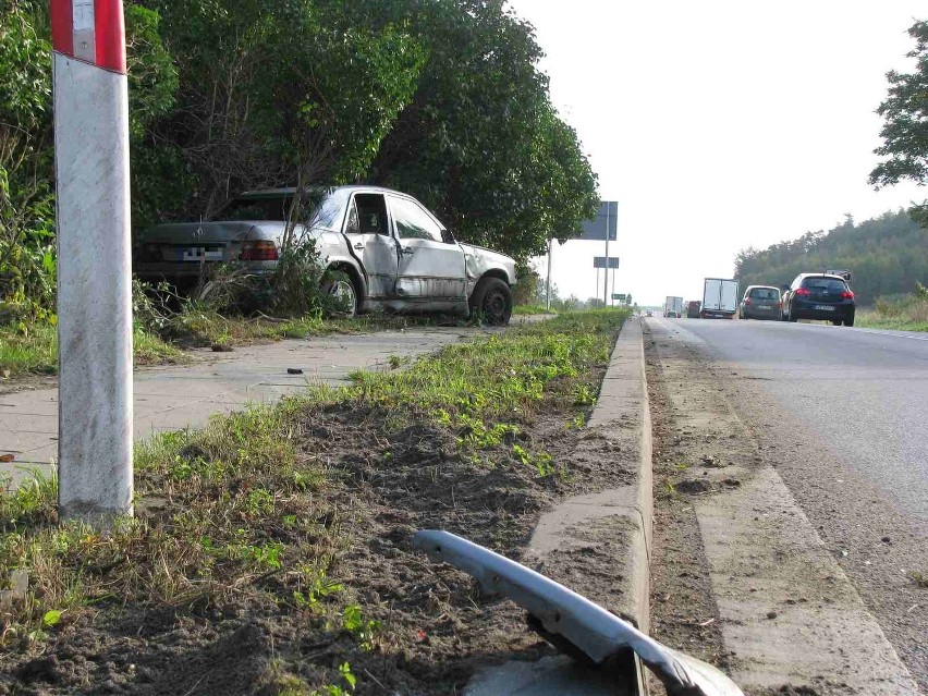 Policyjny pościg krajową szóstką. Ukradł paliwo, uciekał i rozbił auto