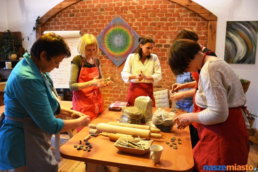 Warsztaty ceramiczne w Lesznie odbyły się w pracowni...