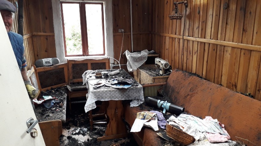 Starsze małżeństwo z Niedzielisk straciło w pożarze dach nad głową, ale wieś organizuje dla nich pomoc