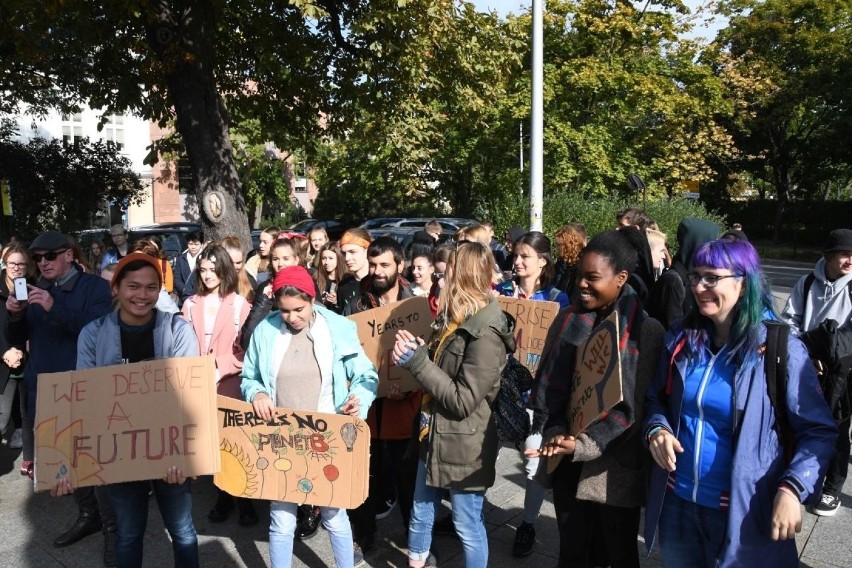 Młodzieżowy Protest Klimatyczny w Kielcach. Kilkaset młodych osób na "Sienkiewce" i... wsparcie znanego prawnika (WIDEO, ZDJĘCIA)
