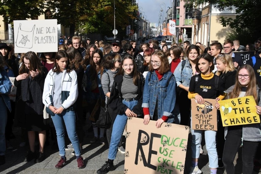Młodzieżowy Protest Klimatyczny w Kielcach. Kilkaset młodych osób na "Sienkiewce" i... wsparcie znanego prawnika (WIDEO, ZDJĘCIA)