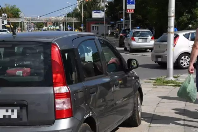 Trzy samochody brały udział w kolizji, do jakiej doszło we wtorek około godziny 7 na ulicy Tarnowskiej w Kielcach, w pobliżu popularnych bazarów. Zderzyły się audi, volkswagen oraz jaguar. - Nikomu nic się nie stało. Kierująca z jaguara została ukarana mandatem – informował Karol Macek z kieleckiej policji.

Zobaczcie na kolejnych slajdach jak wyglądało zderzenie