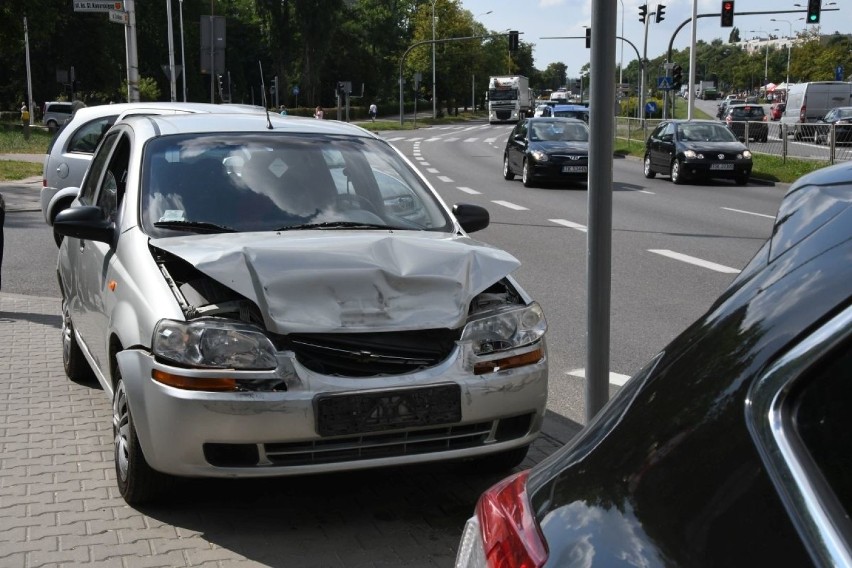 Trzy samochody zderzyły się przy bazarach w Kielcach. Było duże zamieszanie [ZDJĘCIA]