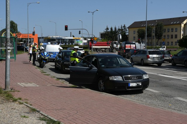 Na skrzyżowaniu w Kielcach zderzyły się dwa samochody i policyjny motocykl