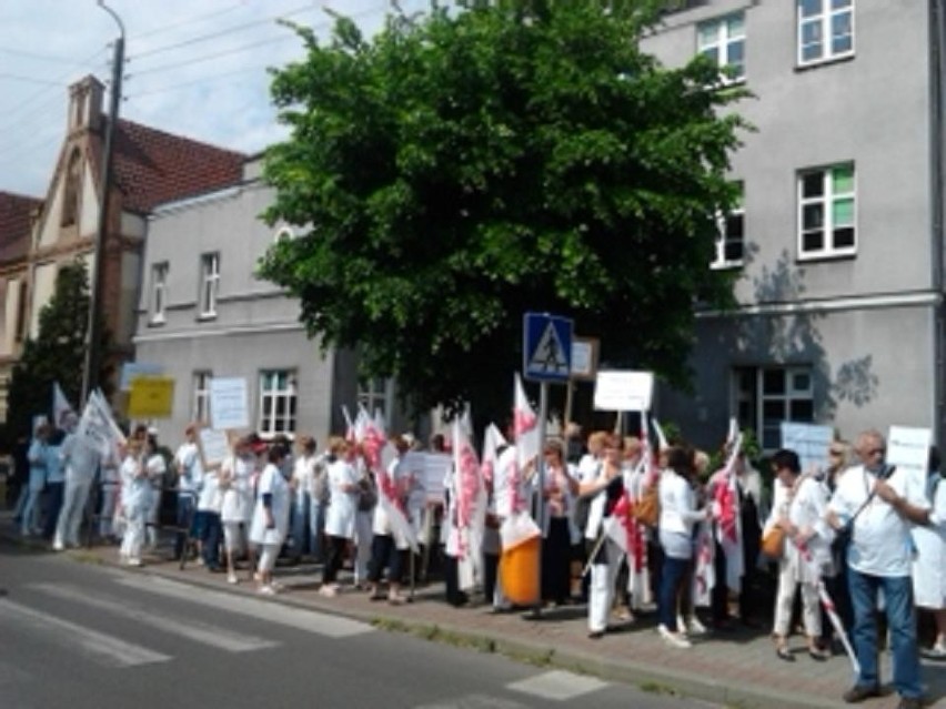 Śrem: Pracownicy DPS protestowali pod starostwem